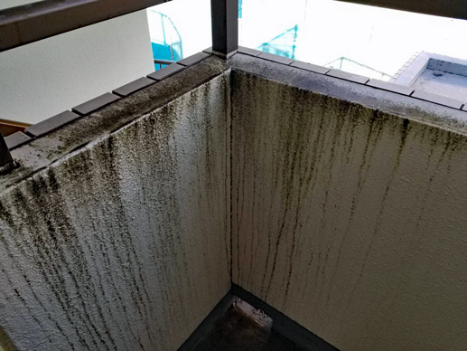 横浜市のマンション　共用部壁面内側の黒ずみ汚れ